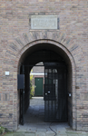 909263 Gezicht op het poortje naar het achterom in de huizen aan de Rembrandtkade te Utrecht, met daarboven de ...